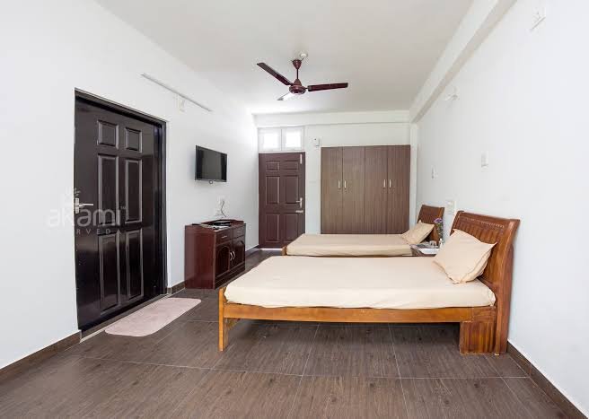 Twin-bed patient room at AKAMI Ayurveda Hospital